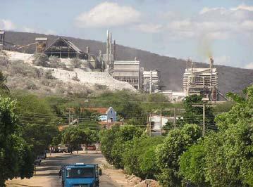 Brumado, instalações da Magnesita. Brumado, instalações da Cimpor Cimentos. No Médio Rio de Contas, acontece fenômeno parecido ao da Serra do Espinhaço.