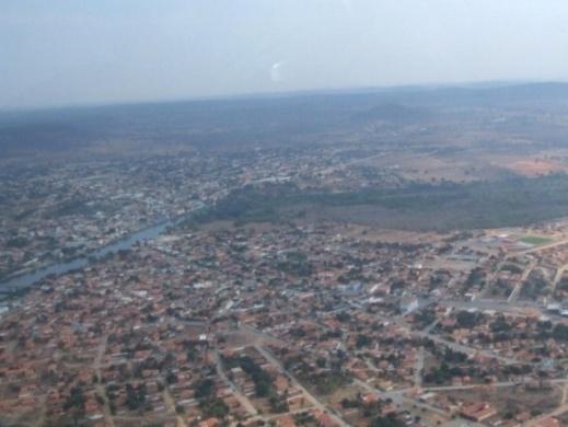 parte do território, dificultar a fixação das pessoas, há alguns municípios populosos às margens do Rio São Francisco e de seus principais afluentes.