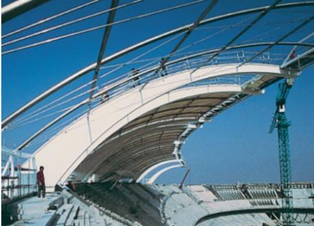 4 - Estádio de Sain Nicola, Itália (Euro Inox, 2005): a) Vista geral da cobertura; b) Ligação entre aço inoxidável e aço carbono; c) Pormenor dos