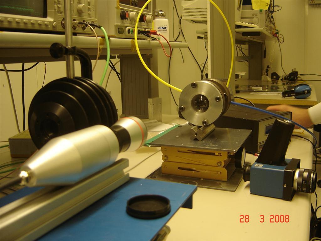 ( a ) ( b ) Figura 3.15 Esquema do rompimento a laser. A primeira etapa do estudo de viabilidade consistiu em verificar se o laser romperia a membrana.