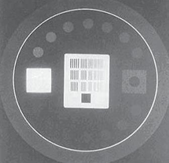 Luz ES et al. Figura 5. Imagem visualizada de um objeto de Leeds utilizado para avaliar as resoluções de alto e baixo contraste em monitores de equipamentos fluoroscópicos (6).