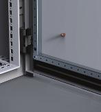 O OutDoor em versões de portas múltiplas, é dividido em módulos individuais, por meio de divisórias. Porta: Paredes duplas com aberturas de ventilação superior e inferior permitindo o fl uxo de ar.