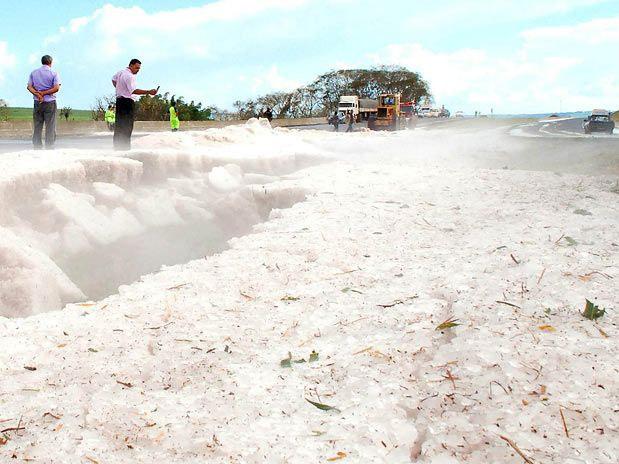 Tempestade de granizo causa impactos significativos sobre áreas de SP, MG, RJ e do DF em dezembro de 2009.