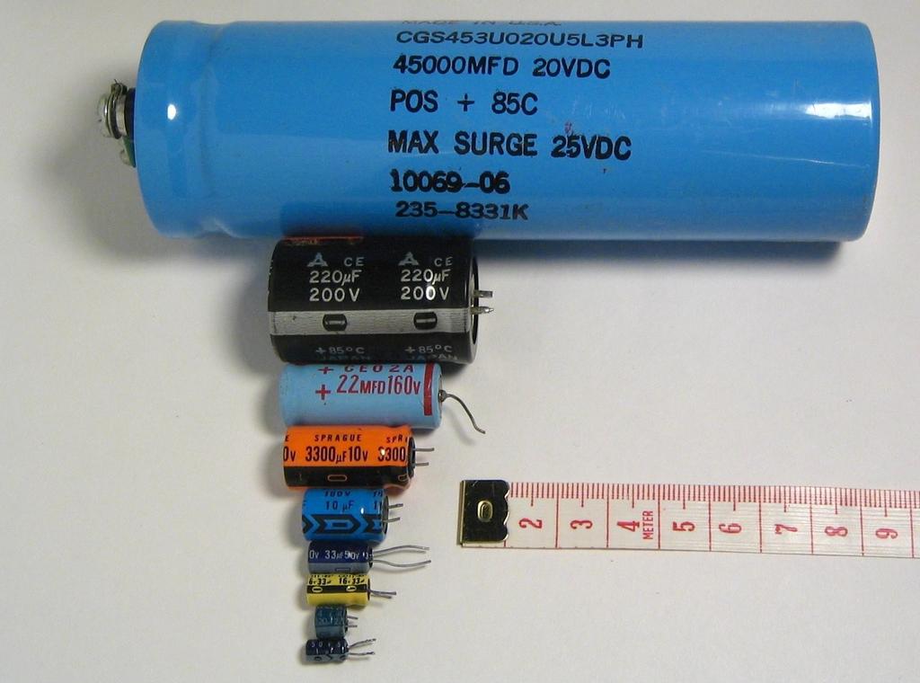 Capacitores Duas placas metálicas paralelas, isoladas por um material dielétrico (isolante).