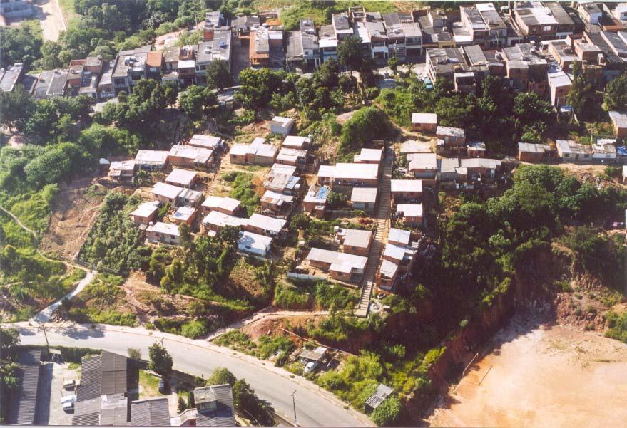 Vista aérea de parte da favela obtida em