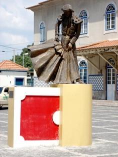 Monumento ao Toureiro Situado no centro da cidade de Vila Franca de Xira, no largo junto à Estação de Comboios, este monumento homenageia aquele que usa a arte de burlar os toiros.