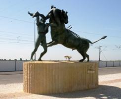 Uma ode a uma das figuras da arte tauromáquica onde mais se reveem valores de tradição, coragem e destreza técnica Monumento ao Forcado No ano em que o Grupo de Forcados Amadores de Vila Franca de