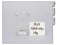 4) Colher de chá V = 5 ml de água d(água) = 1 g/ml a) n =? b) moléculas =? a) n =? d = 1 g/ml d = m / V 1 g/ml = m / 5 ml m = 5 g Massa 18 g ----- 1 mol 5 g ----- n n = 0,277.