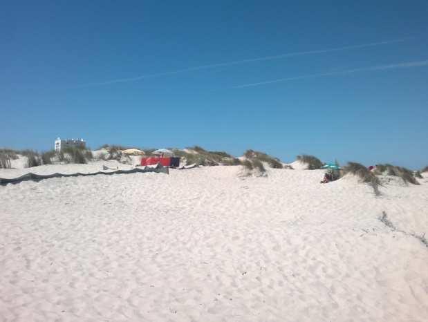 Cova de Alfarroba Equipamentos doados pela Fundação Vodafone Praia Acessível Gambôa Medão - Supertubos Consolação Vodafone Portugal - A praia não tem alocada mota de água com a imagem da - A praia