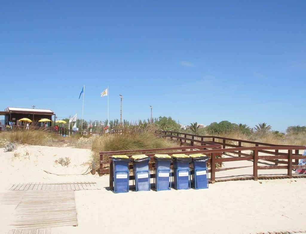 REGISTO FOTOGRÁFICO Legenda: Alvor Poente Contentores do lixo devidamente conservados e esvaziados.