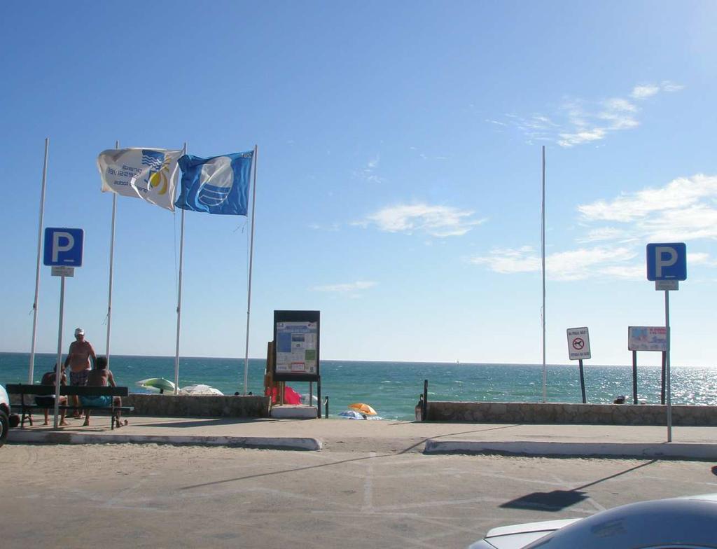 FICHA DE VERIFICAÇÃO DE PAINEL(EIS) DE INFORMAÇÃO Programa Nacional de Vigilância da Bandeira Azul 2014 Itens gerais Item/documento em falta Considerações Todas - - Código de Conduta da praia -
