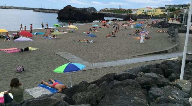 REGISTO FOTOGRÁFICO Legenda: Vinha da Areia panorâmica geral da praia. POVOAÇÃO Praia do Fogo Nº vigilâncias Cumprimentos Incumprimentos Principais áreas de incumprimento 8 82.61% 17.