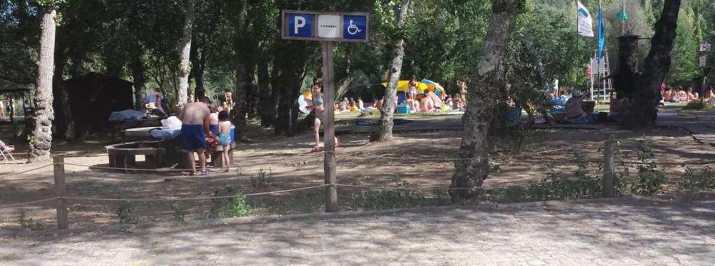 REGISTO FOTOGRÁFICO Legenda: parque de estacionamento contempla espaços para veículos para pessoas com mobilidade reduzida ou especial.