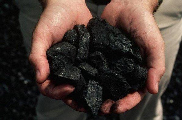Carvão O combustível utilizado no alto-forno é o carvão (coque ou de madeira) cuja ação se faz necessária em três sentidos: Fornecedor de calor para um