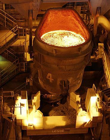 Matérias-Primas da Indústria Siderúrgica As matérias-primas básicas da indústria siderúrgica são as seguintes: Minério de ferro; Carvão; Calcário.