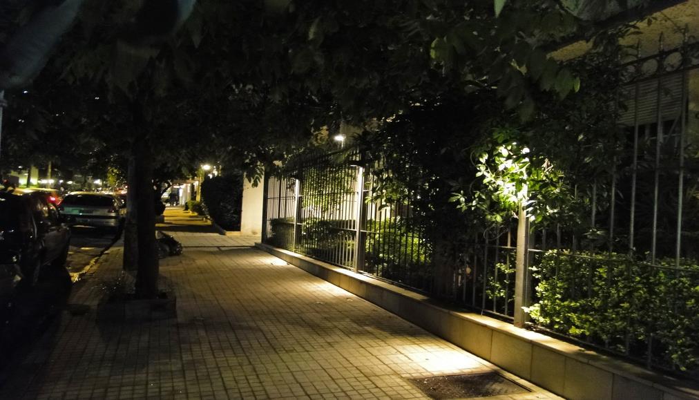 33 3.2.1.7 Iluminação da calçada Descrição: Calçadas mal iluminadas trazem insegurança aos pedestres e podem provocar acidentes (Figura 12). Metodologia: Verificar (à noite) se há iluminação adequada.