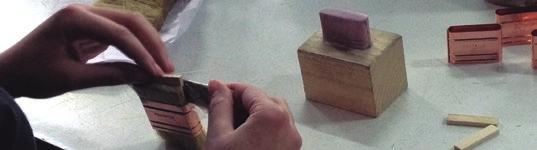 APLICAÇÃO // Trinchas TRINCHA TRIPLE CLASSIC 60 ANIVERSÁRIO, S-60 Ideal para esmaltes sintéticos Fabricado pelos nossos artesãos. Cabo de madeira de faia encerado. Cerdas naturais.