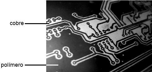 14 - (FATEC SP) Praticamente todos os aparelhos eletrônicos contêm uma ou mais placas de circuito impresso, nas quais são soldados os componentes.