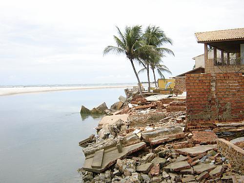 Erosão Hídrica Marinha potencializada pela ocupação inadequada Erosão Hídrica Lacustre