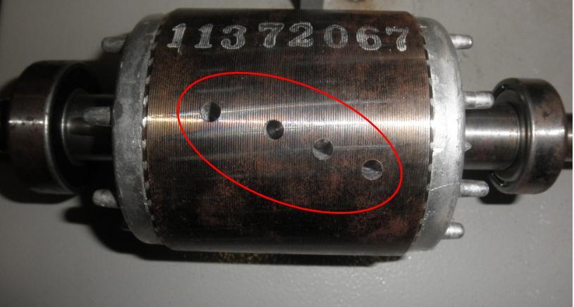 O rotor na parte superior da figura possui apenas uma barra quebrada, enquanto que o rotor na parte inferior da figura possui duas barras quebradas, como indicado pelo detalhe da figura.