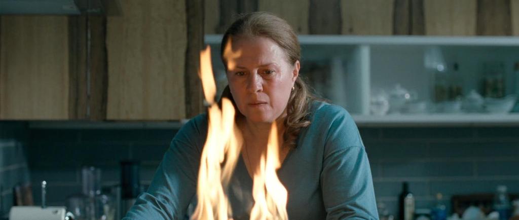 Dia 07 de Maio/ 14H30 ELENA, de Andrei Zvyagintsev (Elena, RUS, 2011, Cores, 109', M/12)) Sinopse: Numa cidade russa anónima, mas que bem poderia ser Moscovo, Elena partilha a sua vida entre o