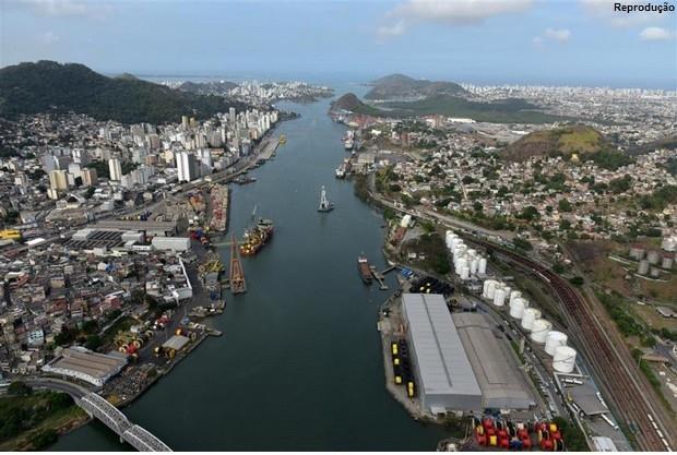 instalação portuária (a terra continua como pública) A empresa privada tornase a Autoridade Portuária