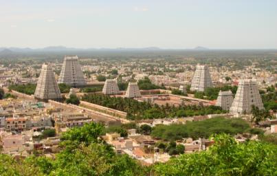 Iniciaremos por Rishikesh, ao norte da Índia, cidade sagrada aos pés do Himalaia.