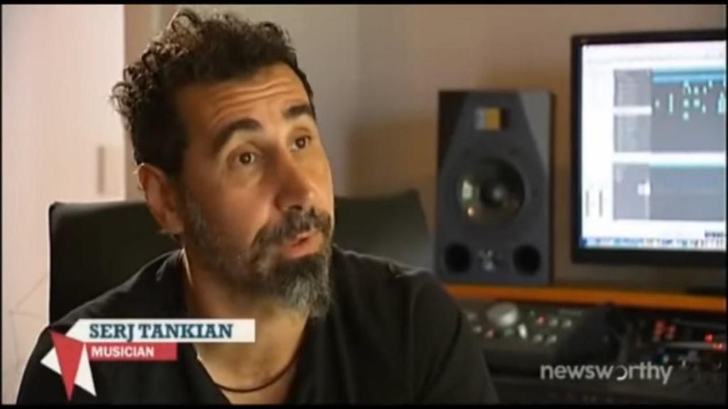 Serj Tankian em entrevista para canal neozelandês. Reprodução: Youtube.