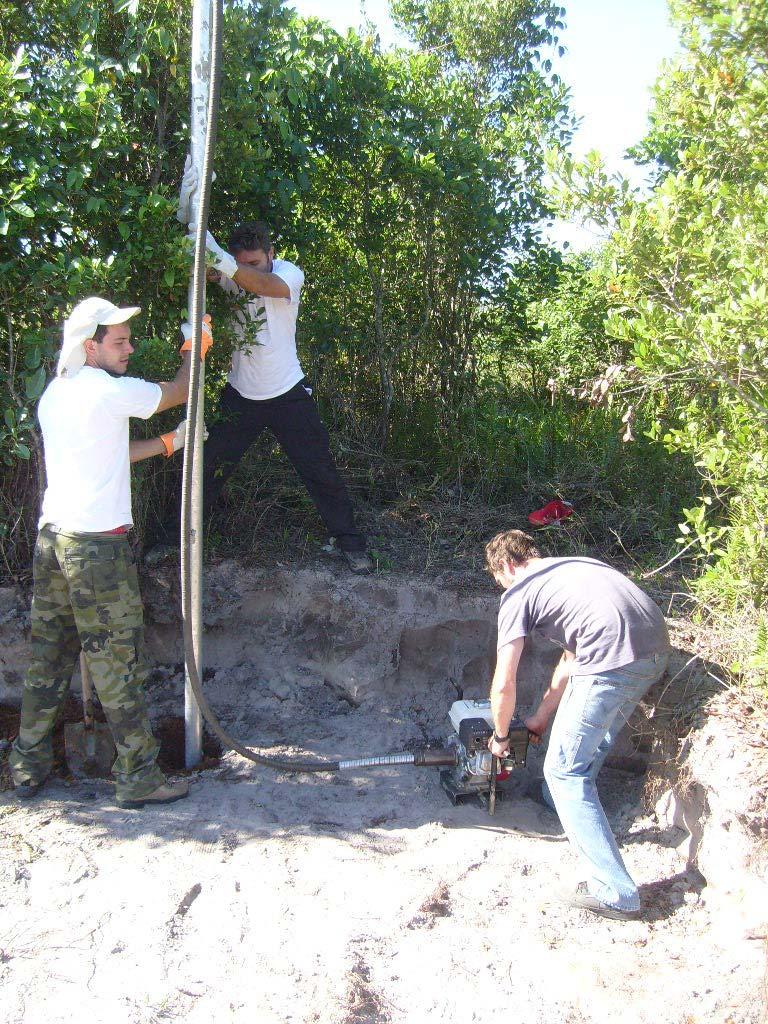 Durante os trabalhos de campo, foram realizadas descrições de unidades aflorantes nos locais de sondagem, em exposições ao longo de barrancas naturais ou escavadas pelo homem, detalhando sua