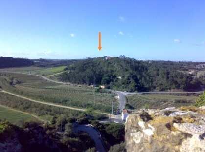 menos de 1 Km a NO do morro da vila medieval de Óbidos, na margem direita do Rio Arnoia e sobranceiro à Várzea da Rainha.