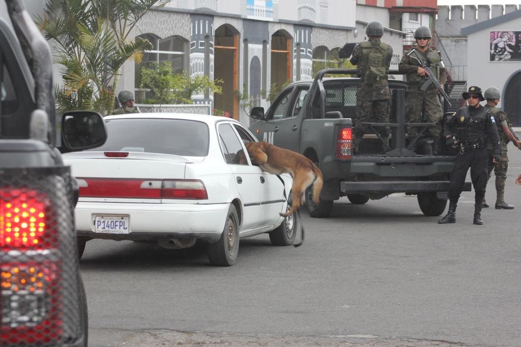 Legión obriga o suspeito a sair do veículo roubado.