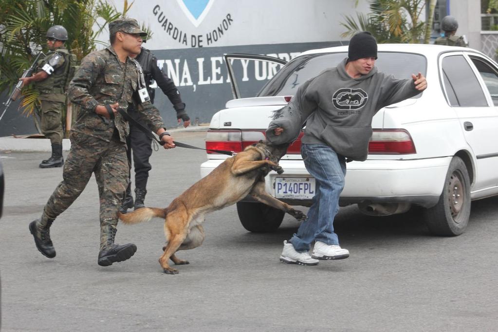 [Foto: Araceli Osorio] O suspeito consegue fugir dos policiais e, então, o Cabo Morales ordena que Legión o