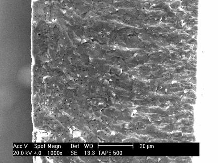 a b Figura 07. Micrografia MEV da superfície de fratura de laminados cerâmicos de YSZ após conformação por tape casting e sinterização a 1500 C por 01 hora.
