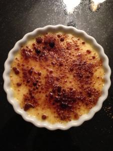 Creme Brulee Clique para ampliar Sobremesa que não tem erro Essa tem que se programar um pouquinho antes, porque tem que deixar pelo menos duas horas na geladeira pra servir gelada.