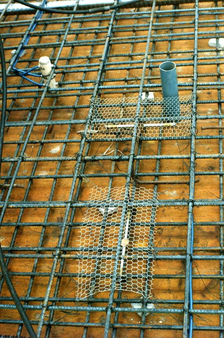 Apresentam-se, em seguida, exemplos de extensómetros de corda vibrante montados em armaduras antes da betonagem no Viaduto do Porto Novo, na Madeira (Figura 2.