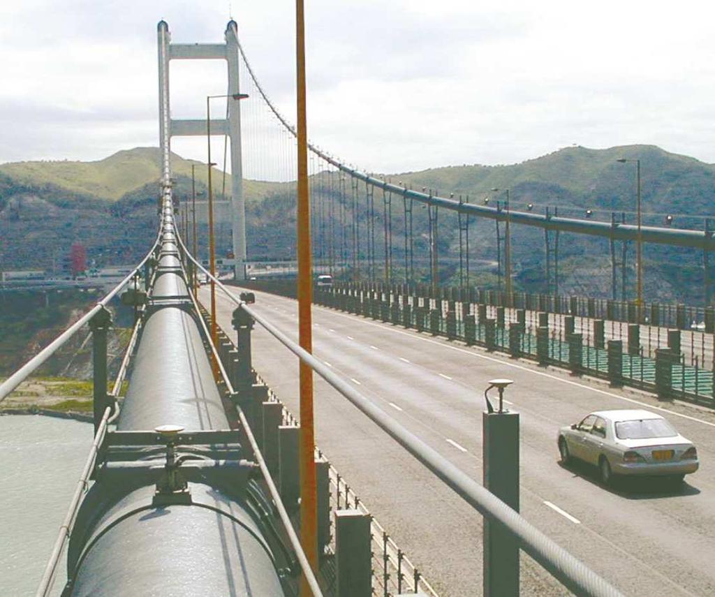 Controlo da segurança de pontes em tempo real - a Ponte Akashi Kaikyo, no Japão, detentora do recorde do mundo para a maior ponte suspensa, possui 3 receptores GPS localizados numa ancoragem, no topo