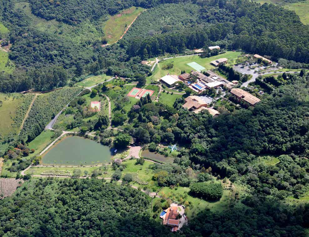 cima do pontilhão cruzando a pista.