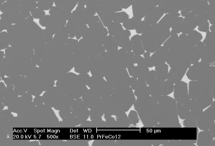 CAPÍTULO 5 RESULTADOS E DISCUSSÕES 59 Pr 3 (FeCo) φ Pr(FeCo) 2 Figura 25 Micrografia obtida por MEV com aumento de 500x da liga de Pr 14 Fe 67,9 B 6 Co 12 Nb 0,1.