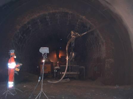 Túnel Ferroviário do Rossio Acompanhamento e Análise das Obras de Reabilitação Betão Projectado: Esta subactividade consiste em projectar por via húmida, betão C25/30 com fibras metálicas contra o