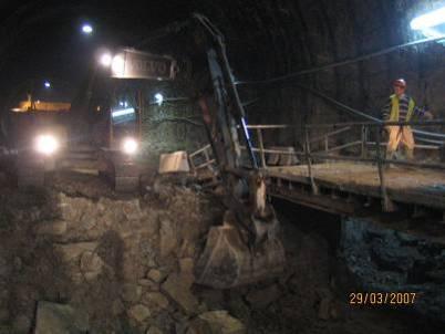 Túnel Ferroviário do Rossio Acompanhamento e Análise das Obras de Reabilitação Escavação: A execução da soleira inicia-se com a escavação na vertical do terreno numa primeira fase, seguindo-se uma