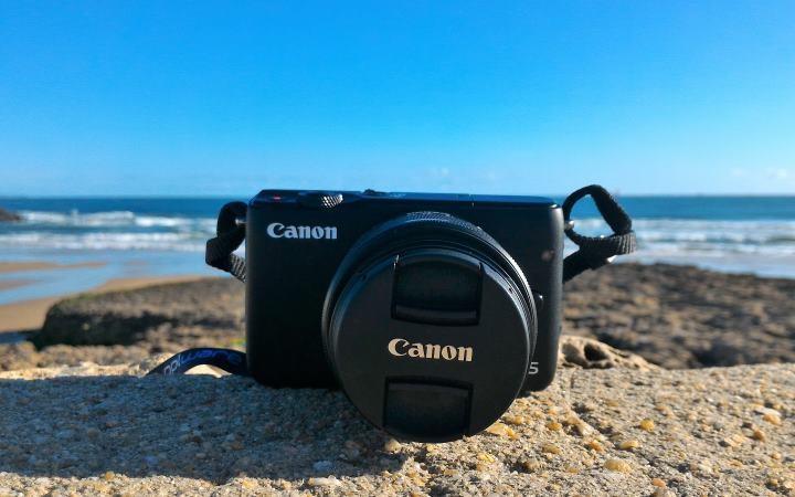Análise: Canon EOS M10, a fotografia com portabilidade Date : 18 de Abril de 2016 As máquinas compactas não eram a especialidade da Canon, deixando-se ficar na qualidade extrema em câmaras do género