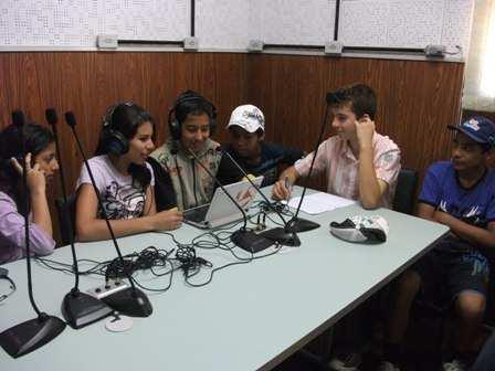 Um trabalho que também promoverá o protagonismo dos alunos e dos educadores, bem como da comunidade local, em situações de trabalho cooperativo.