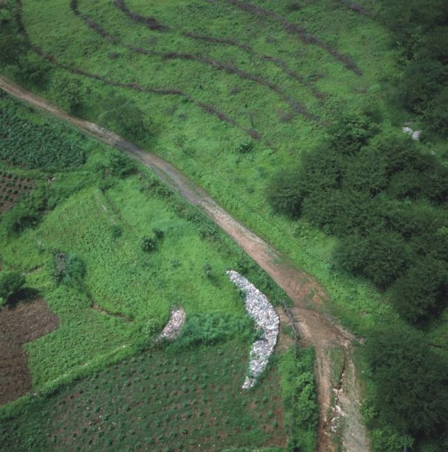 Fonte: PRODHAM. Figura 2 Visão aérea de duas barragens sucessivas de pedra, Canindé-Ceará.