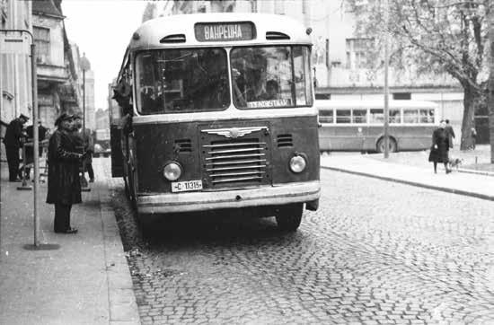 Међутим, у окупираном Земуну од стране фашистичке НДХ, трамвајски саобраћај је током ратних година обављан до моста (сајмишта) са два трамваја.