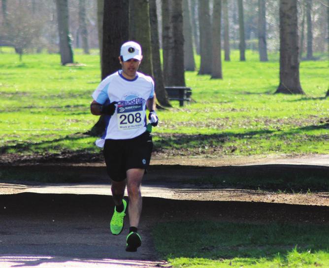 8 9 : ; 8 < = > :? -. / / 0 1. / 0 2 3 4 5 4 67. 2 @ Ž + b \ Já correu 13 Maratonas em 11 dias. Muitos especialistas defendem que deve haver um intervalo de três meses entre Maratonas.