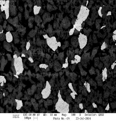 Figura 7 - Microscopia Eletrônica de Varredura exibindo imagens da superfície da liga Ti-Nb sinterizada, após ensaios de corrosão em água do mar a