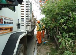 Portal da Prefeitura de São Paulo 12 de maio de 2011 Subprefeitura realiza poda de árvores no Jardim Keralux O objetivo da ação é liberar a calçada para a passagem de pedestres e trabalhadores da