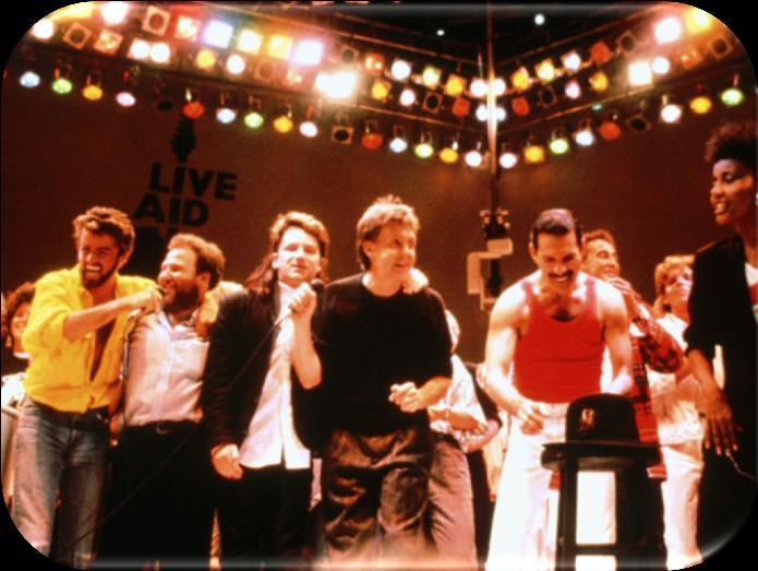 DIA MUNDIAL DO ROCK O EVENTO LIVE AID EM 1985, REALIZOU UM SHOW SIMULTÂNEO EM LONDRES (INGLATERRA) E NA FILADÉLFIA (ESTADOS UNIDOS).