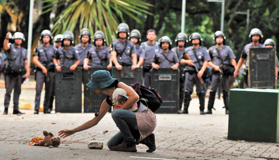 manifestantes. Esta atitude diz muito sobre a conjuntura nacional atual.