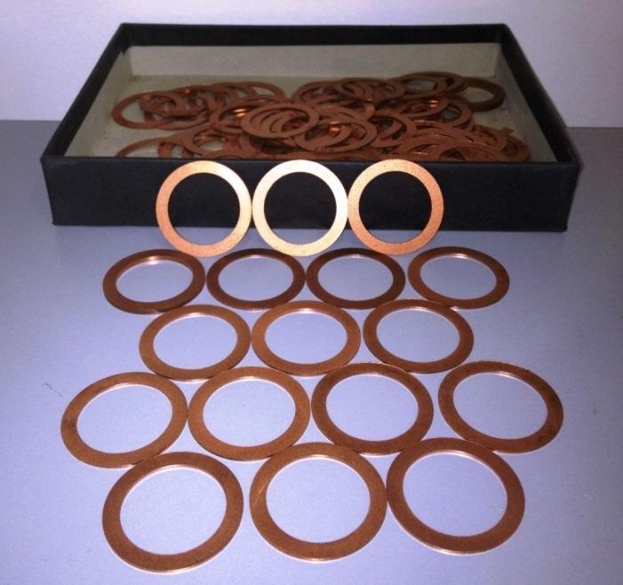 49 Figura 3.27 Detalhe dos anéis de cobre compactados separadamente Observar que a espessura dos anéis de cobre é muito reduzida em relação aos anéis de aço. Figura 3.28 Insertos compactados com o anel de cobre por cima, da maneira como foram ao forno de sinterização.